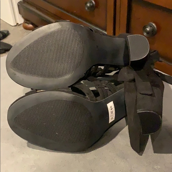 Black straps heels size 8W - Picture 4 of 4